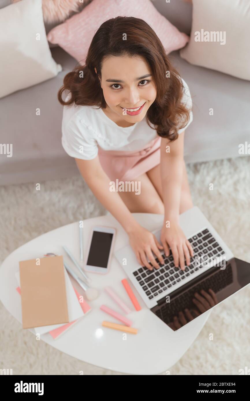 elegante donna asiatica lavoratore freelance digitando sul computer portatile rispondere messaggio online negozio servizio clienti internet Foto Stock