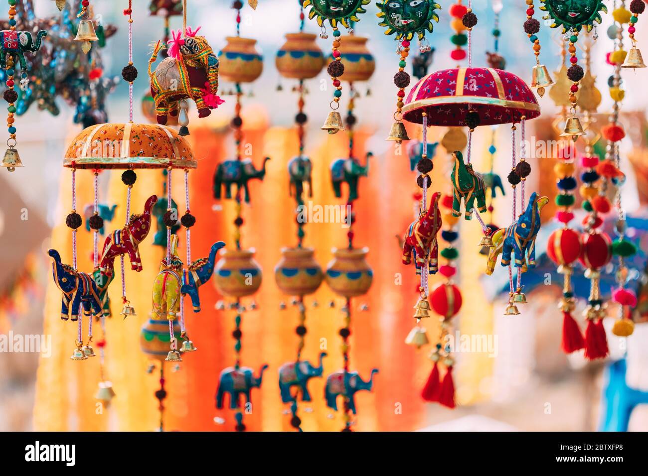 Goa, India. Set di piccoli giocattoli e campane di elefanti indiani in miniatura al mercato locale di Goa. Souvenir popolari dall'India. Foto Stock