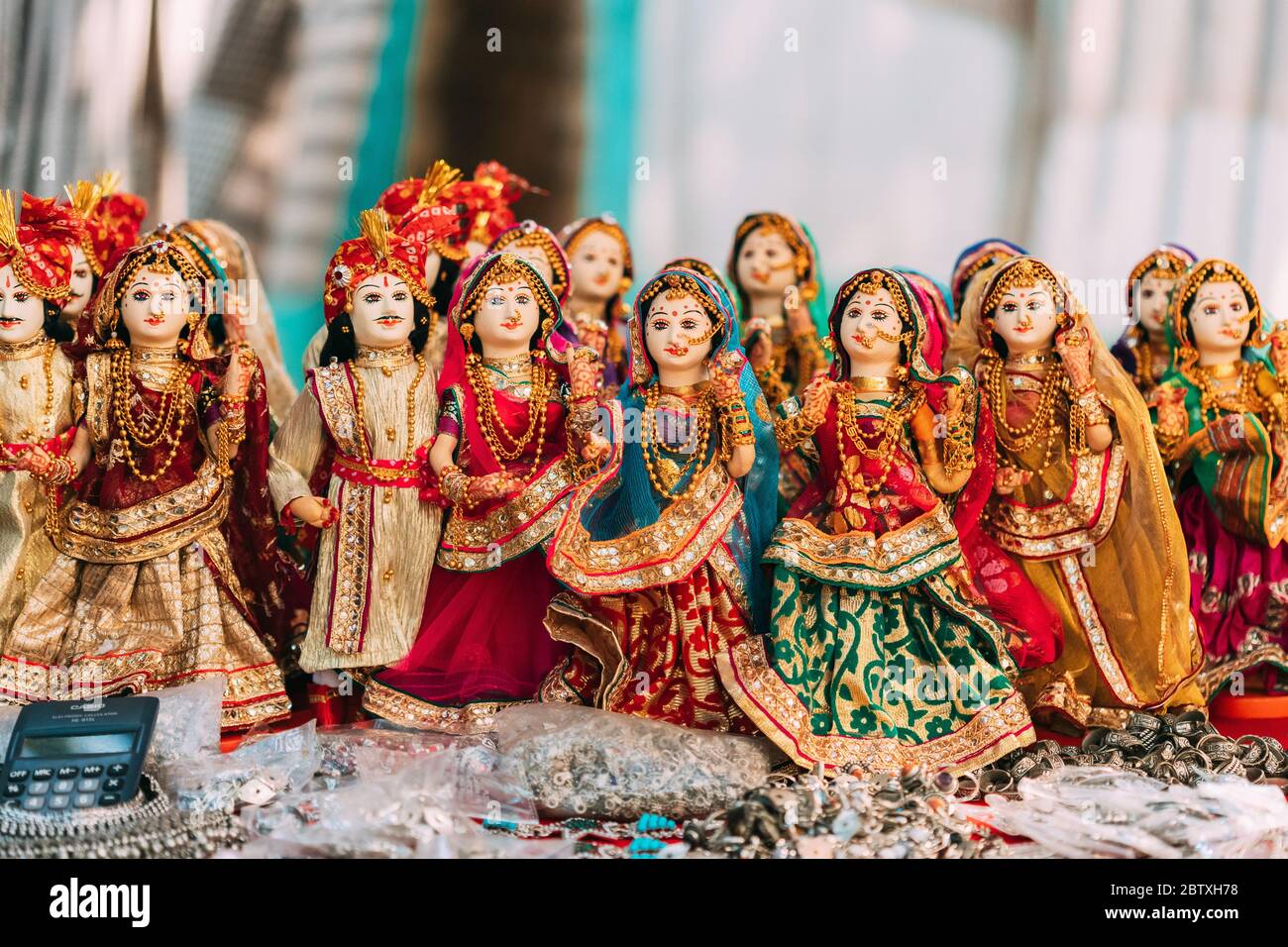 Anjuna, Goa, India - 19 Febbraio 2020: Bambole folcloristiche indiane. Le tradizionali bambole folcloristiche nazionali sono souvenir popolari dall'India. Foto Stock