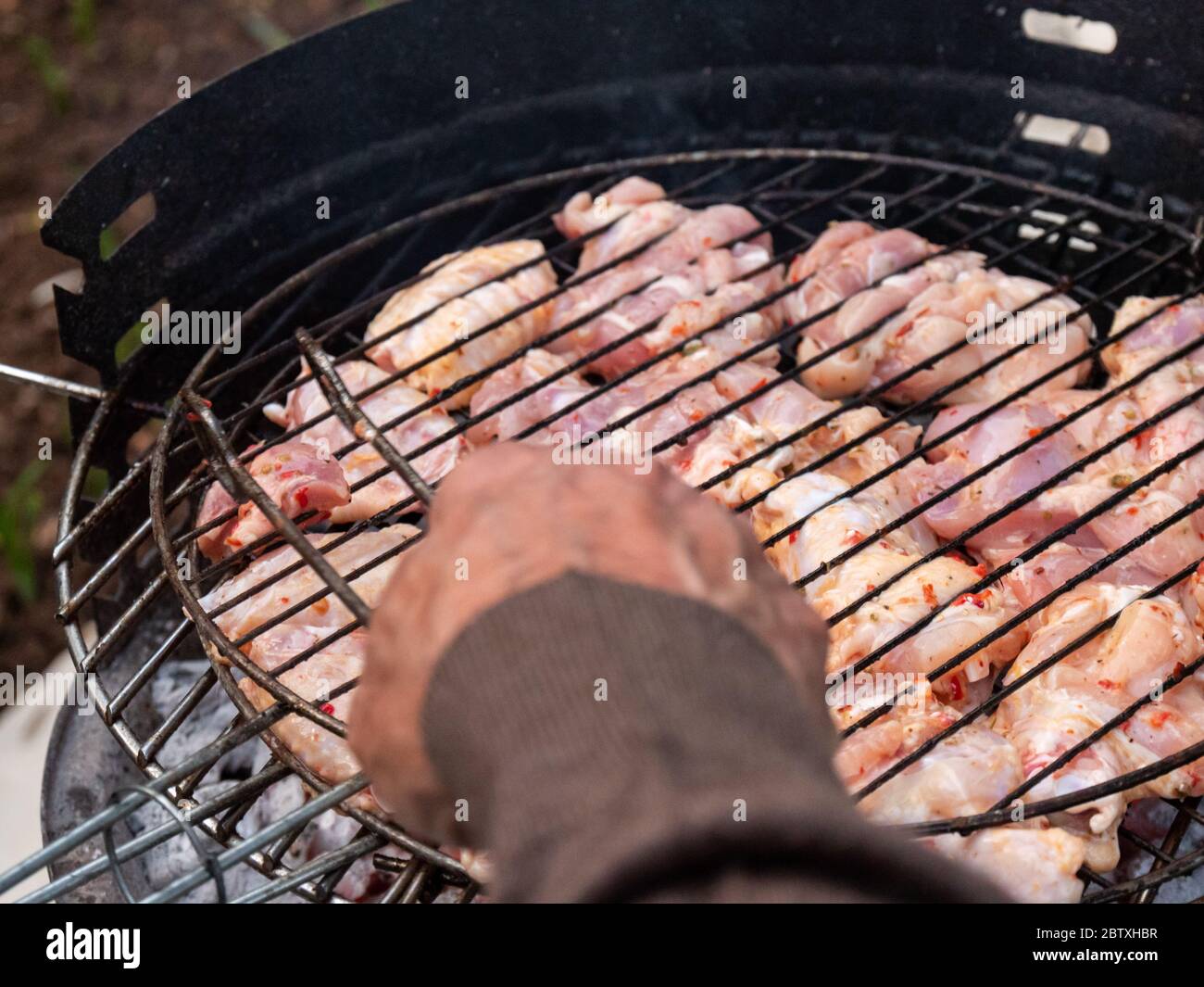 Zampe di pollo alla griglia fiammeggiante. Concetto di cibo. Foto Stock