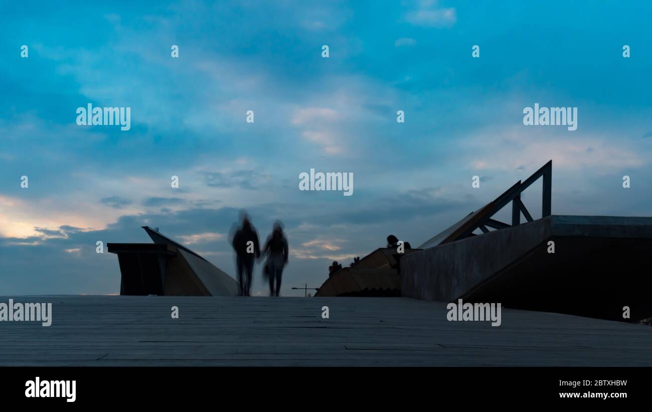 Silhouette di persone sul ponte foto esposizione lunga. Persone della città. Persone del traffico cittadino Foto Stock