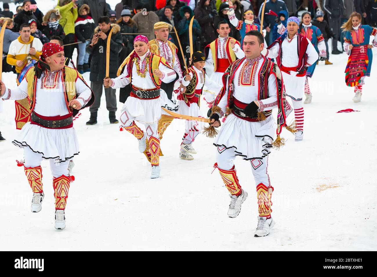 Razlog, Bulgaria - 14 gennaio 2017: La gente che balla nel festival tradizionale dei balcani Foto Stock
