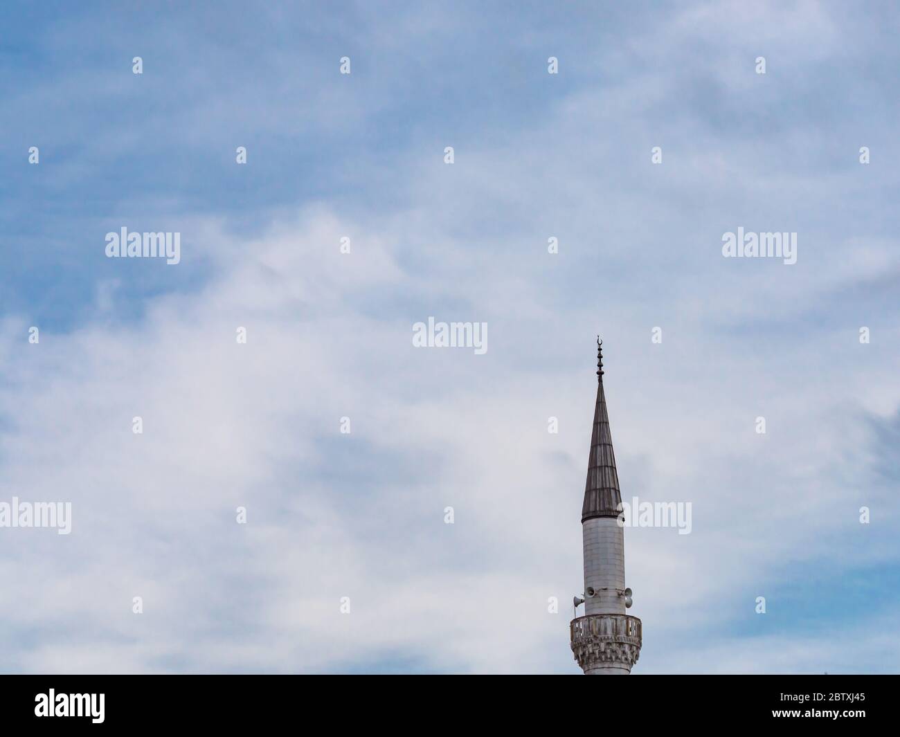 Minareto di una moschea musulmana sullo sfondo del cielo nuvoloso minareto aspirando al cielo. Foto Stock