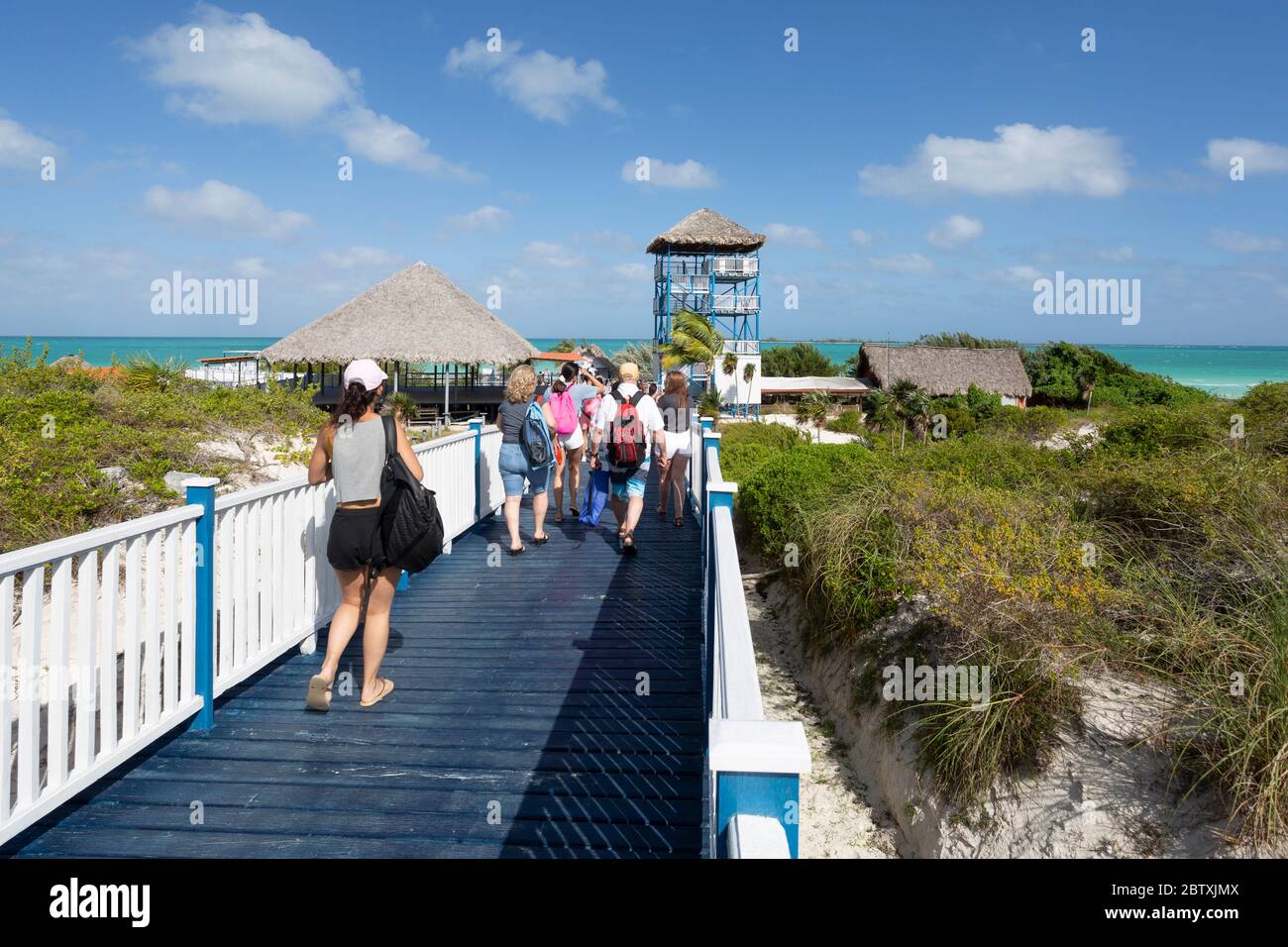 Passerella in legno che porta dalla strada alla spiaggia di playa Pilar, Cayo Guillermo sul Jardine del Rey, Cuba. Foto Stock
