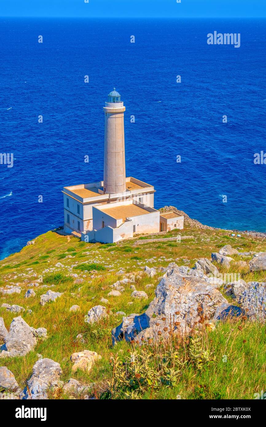 Sfondo verticale del faro che si affaccia sul mare in Italia Foto Stock
