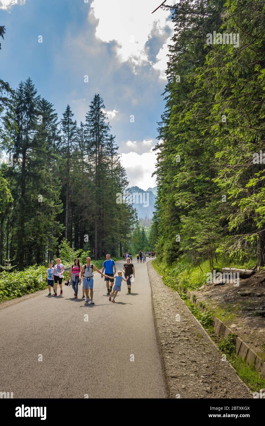 Persone sul sentiero per Morskie Oko. Polonia, Monti Tatra, 05.08.2016 Foto Stock