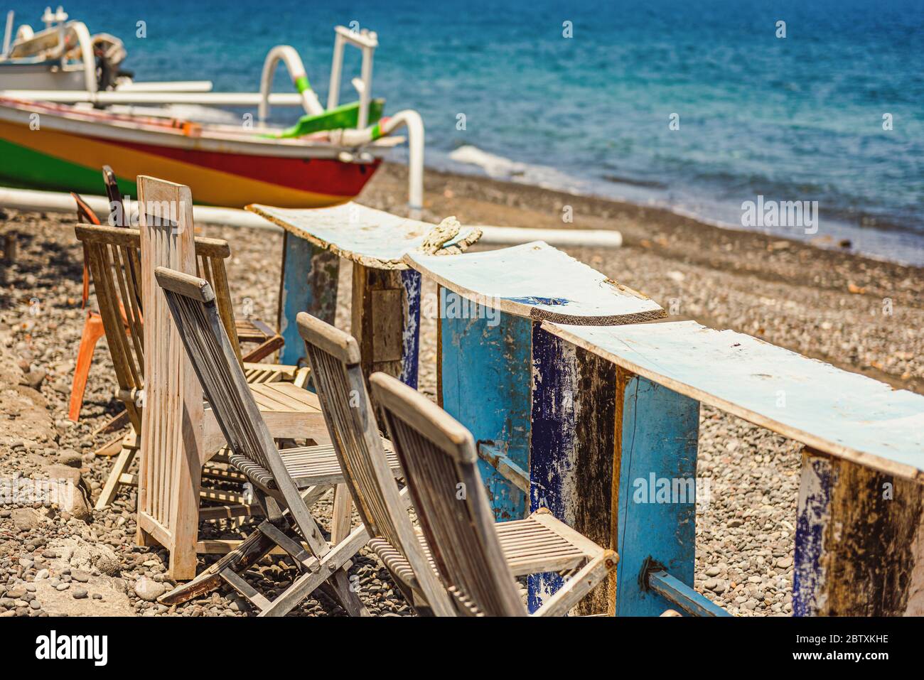 Tipico piccolo caffè sulla spiaggia di Black Sand a Bali, Indonesia Foto Stock