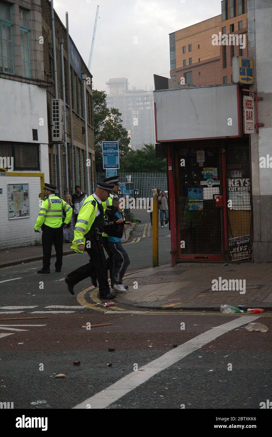 La polizia si è mossa nel fare un arresto nel centro di Croydon dopo che i looters avevano messo fuoco ad un pawnbroker locale Foto Stock