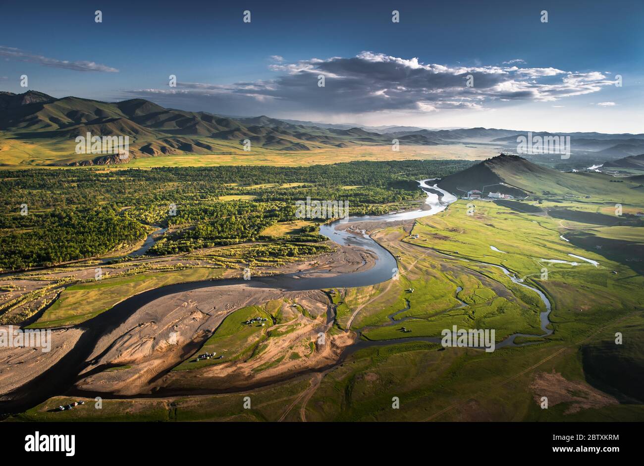 Fiume Tuul, fiume meandro in estate, paese collinare, provincia di Tov, Mongolia Foto Stock