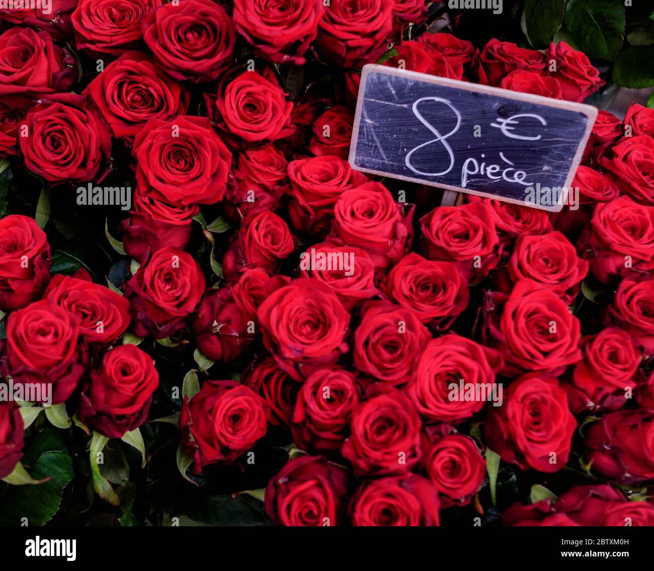 Rose rosse con listino prezzi per San Valentino, in offerta fiorista, Parigi, Francia Foto Stock