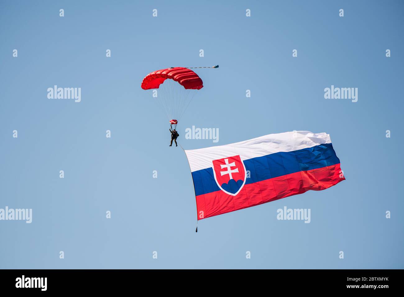 Paracadutista dell'esercito slovacco che vola dal cielo con bandiera slovacca Foto Stock