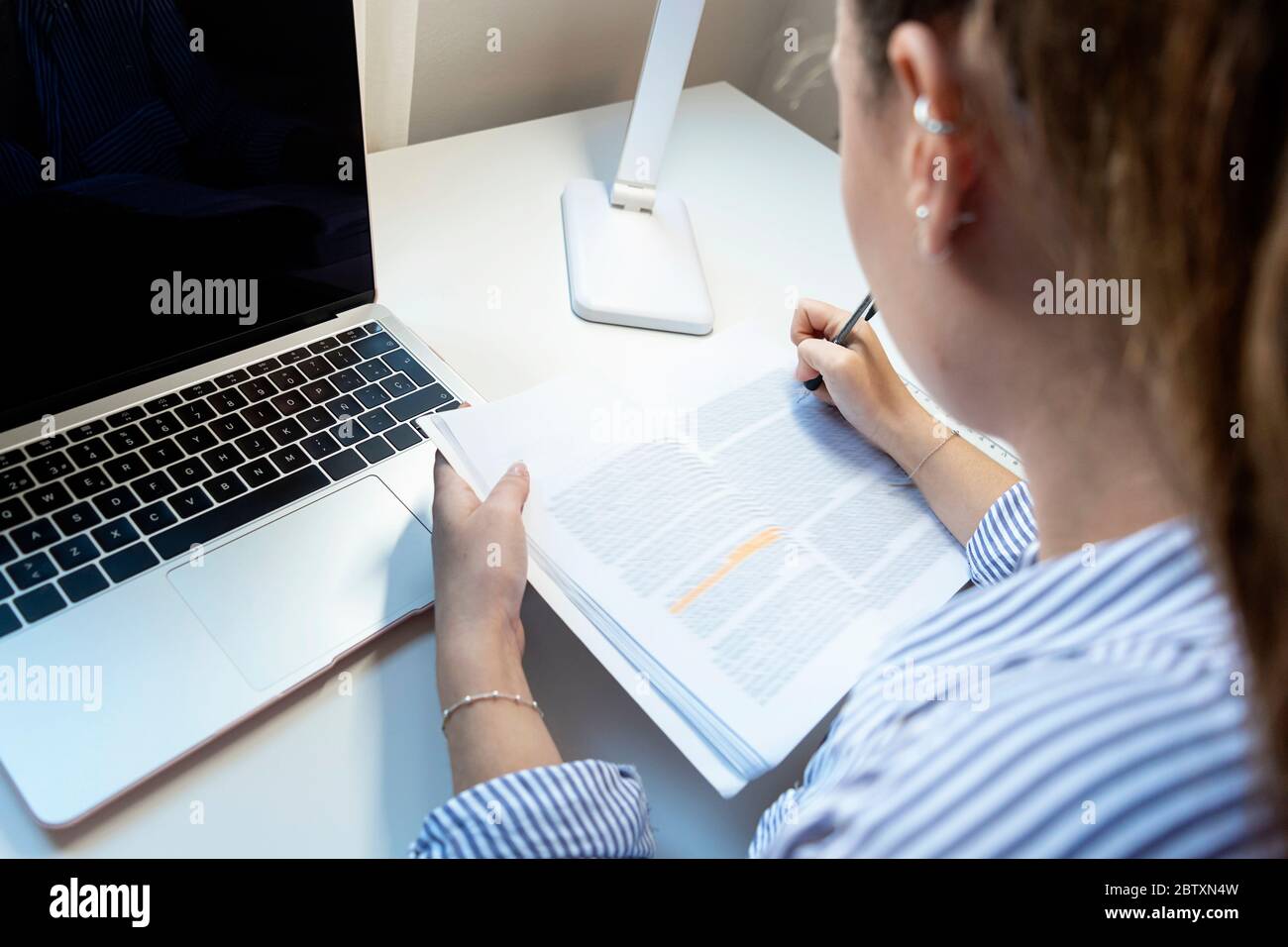 Giovane donna attraente che fa il lavoro seduto desktop con il computer portatile moderno Foto Stock