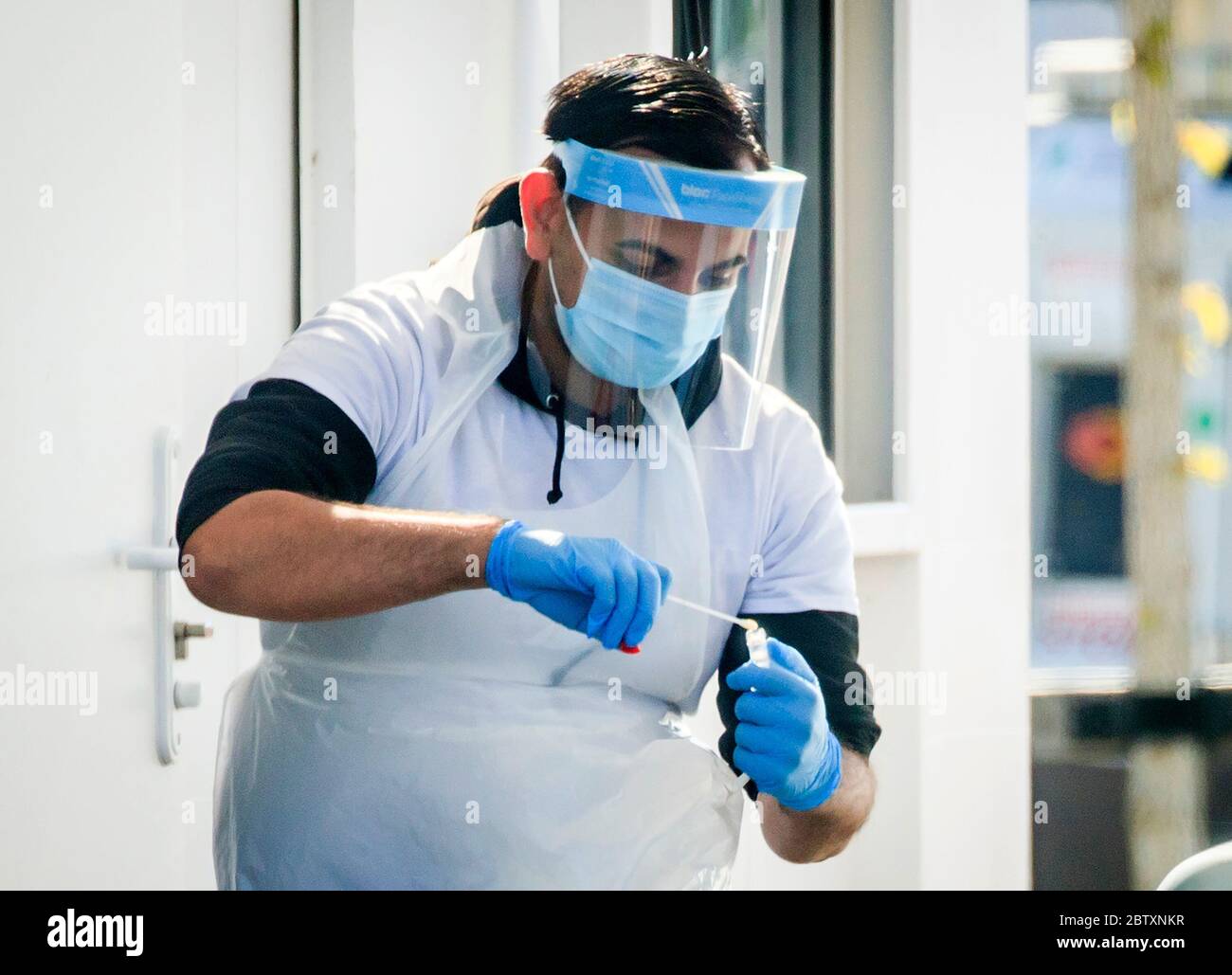 I campioni vengono prelevati presso un impianto di test del coronavirus a Temple Green Park and Ride, Leeds, mentre NHS Test and Trace, considerato un fattore chiave per alleviare le restrizioni di blocco, viene distribuito in tutta l'Inghilterra. Foto Stock