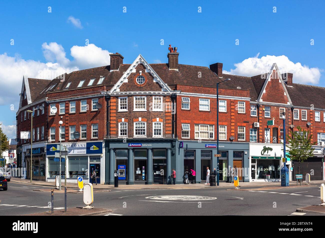 Terrazza con negozi al piano terra, Hale Lane, Edgware, HA8, Inghilterra, Regno Unito. Foto Stock
