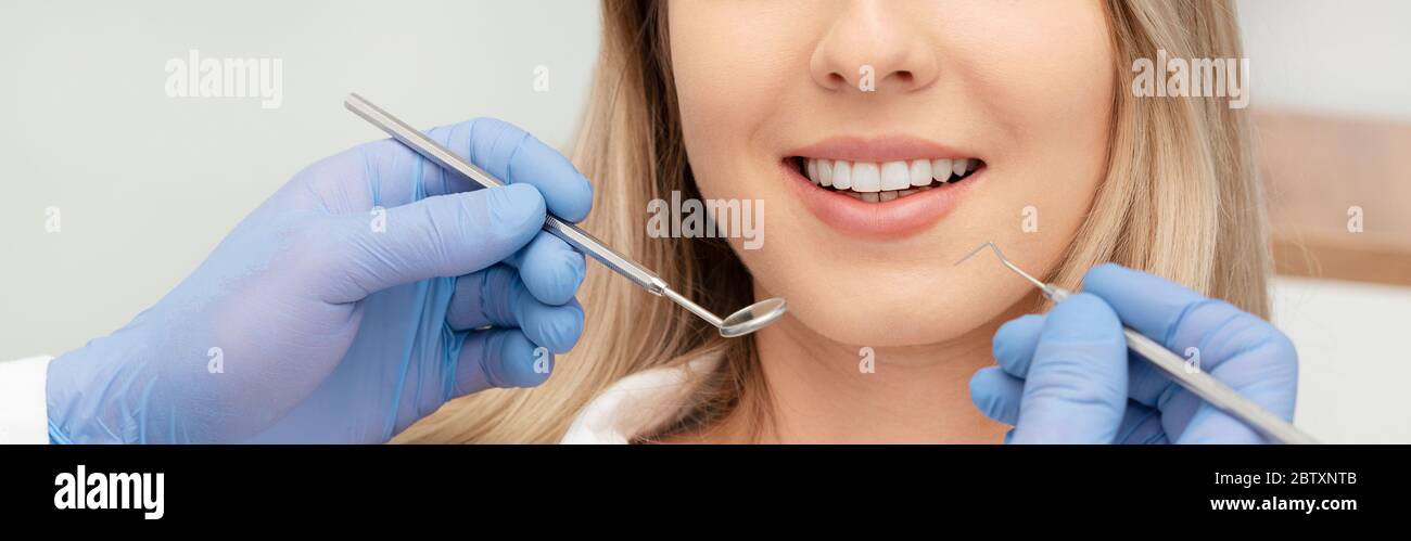 Giovane donna in clinica di stomatologia. Salute dentale, concetto di sbiancamento dei denti. Foto Stock