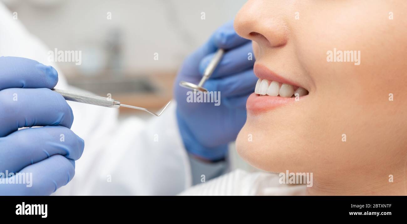Giovane donna in clinica di stomatologia. Salute dentale, concetto di sbiancamento dei denti. Foto Stock