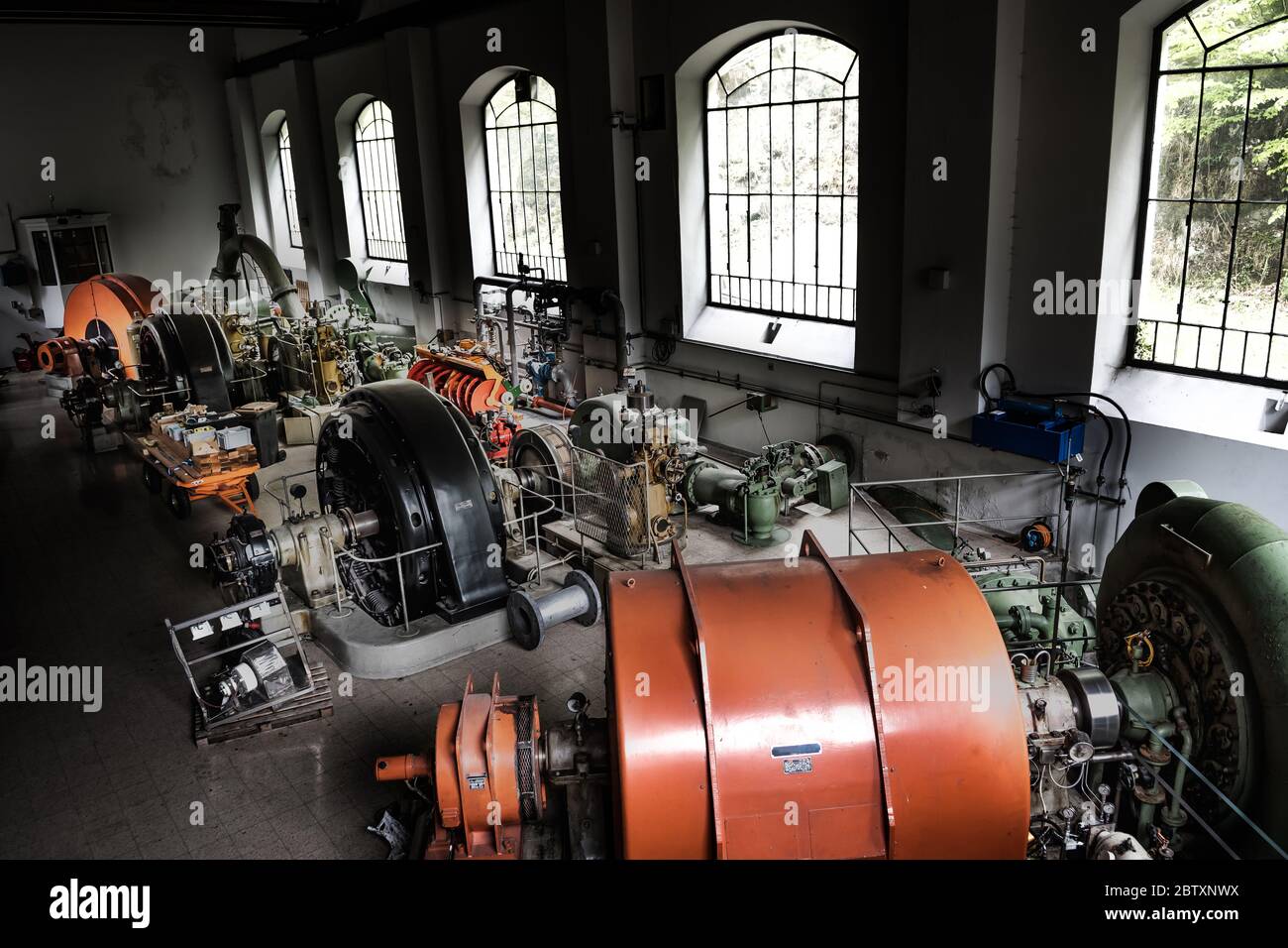 Le turbine ad acqua di UNA centrale idroelettrica producono energia rinnovabile Foto Stock
