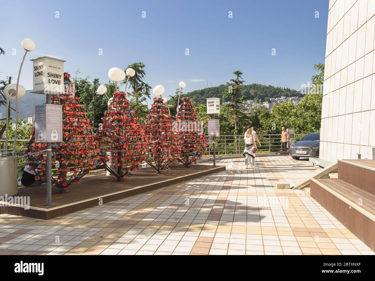 Busan, Corea del Sud, 14 settembre 2019: Posto per le coppie di installare la propria serratura a forma di cuore con i nomi e desideri vicino alla torre Busan Foto Stock