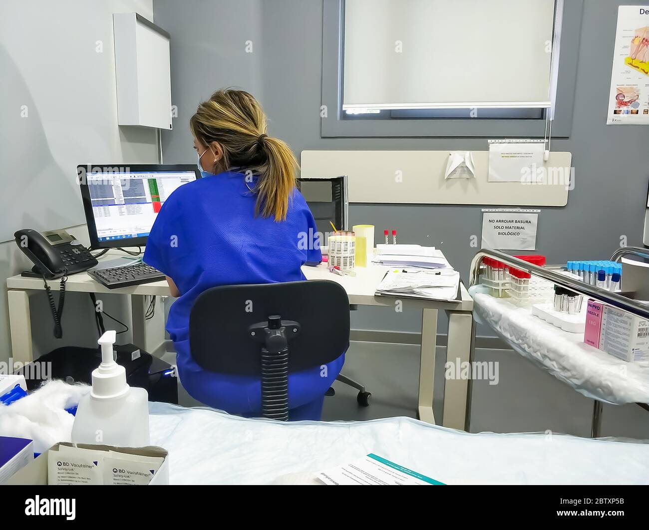 Huelva, Spagna - 28 maggio 2020: Infermiere che lavora in un laboratorio medico in ospedale Quironsalud Huelva Foto Stock