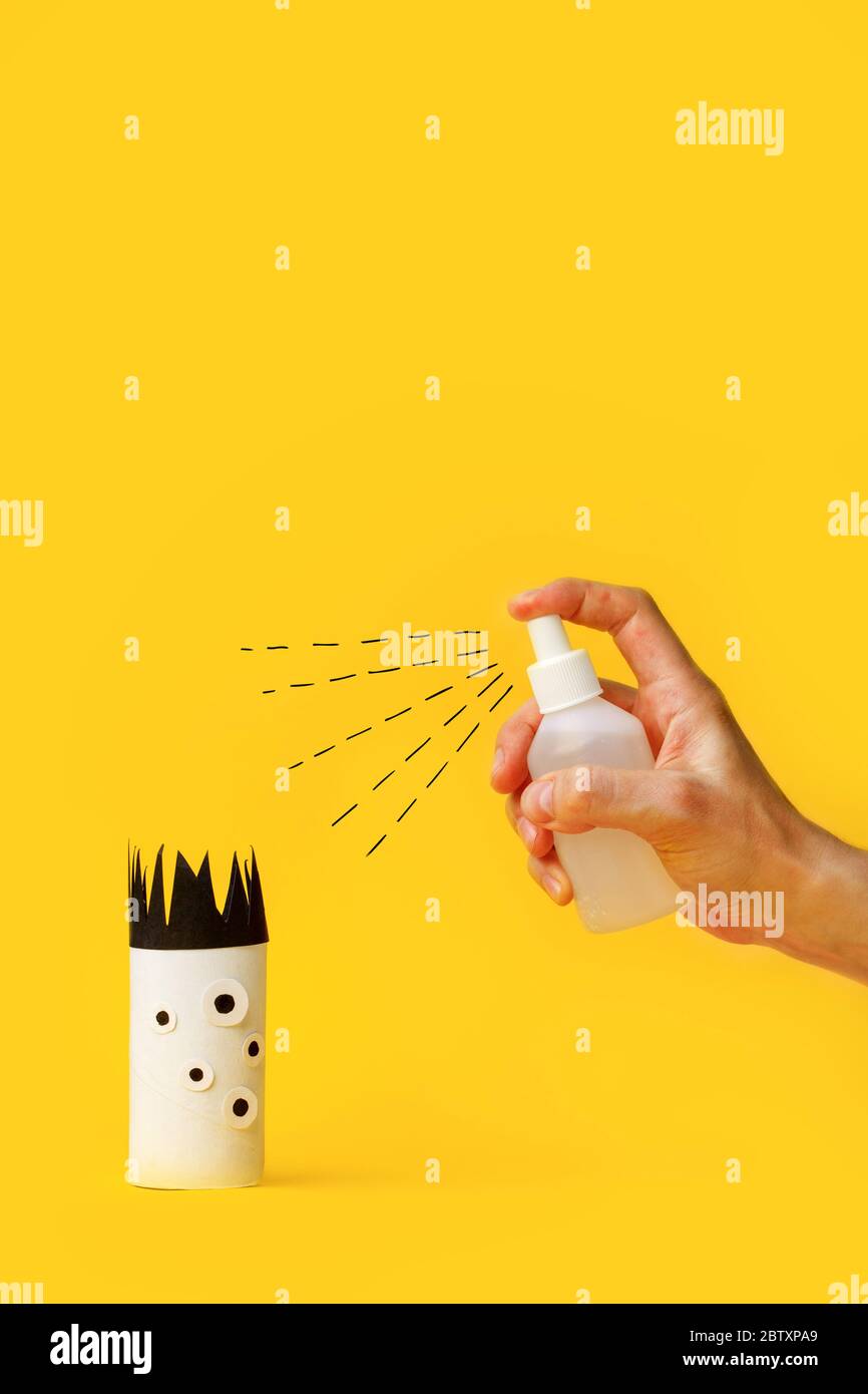 Spray disinfettante antibatterico spray al 70% alcol, disinfettante per mani Dispenser contro virus giocattolo, concetto di controllo delle infezioni. Igienizzatore per prevenire il Coron Foto Stock
