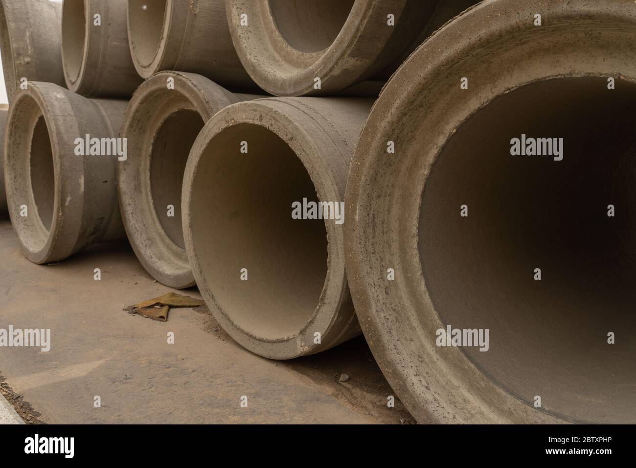 Calcestruzzo tubi di drenaggio per l'edilizia industriale. Foto Stock