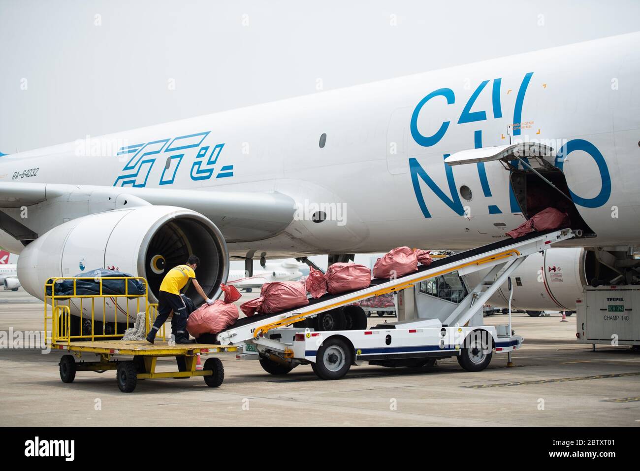 (200528) -- CHANGSHA, 28 maggio 2020 (Xinhua) -- UN membro del personale mette le parcelle delle attività transfrontaliere di e-commerce su un nastro trasportatore presso l'aeroporto internazionale Changsha Huanghua di Changsha, provincia di Hunan, 28 maggio 2020. Un aereo che trasportava quasi 40,000 pacchi dalle imprese transfrontaliere di e-commerce partì da Changsha a Mosca, Russia, giovedì. Questo è stato il primo volo della normale rotta aerea per il trasporto merci sul commercio elettronico transfrontaliero verso la Russia, il che significa il funzionamento di tale rotta in Hunan. Operata tre volte alla settimana, il percorso servirà come Foto Stock