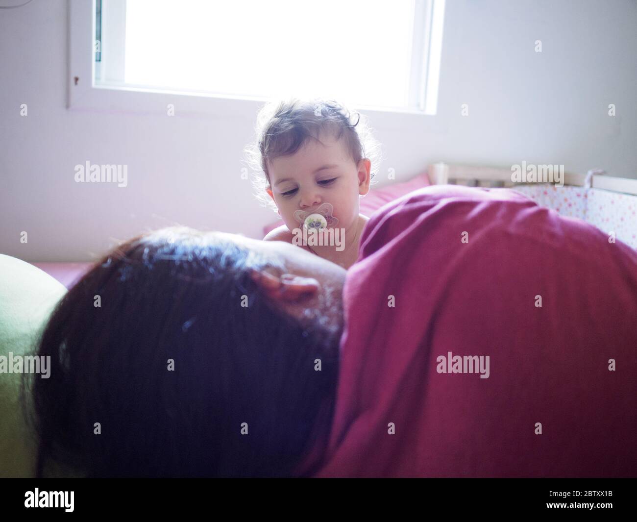La bambina interagisce con la madre Foto Stock