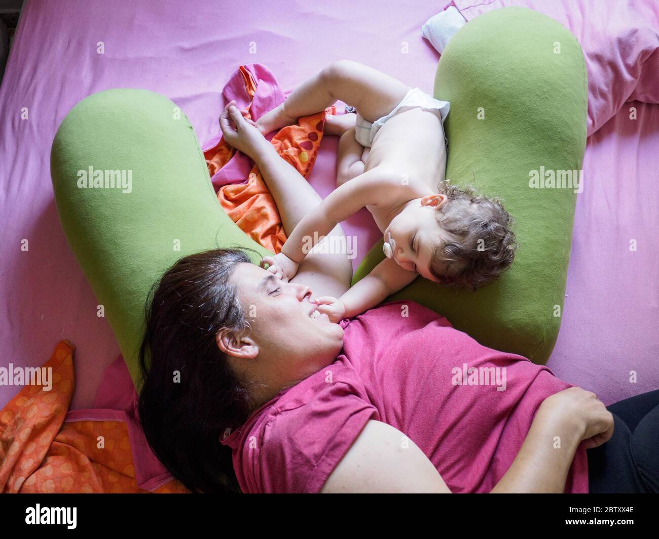 La bambina interagisce con la madre Foto Stock