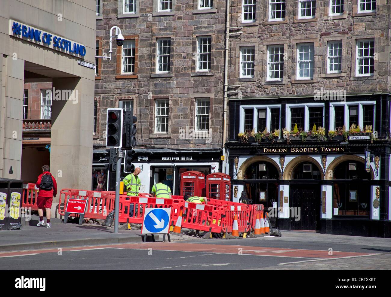 Edimburgo, Scozia, Regno Unito. 28 maggio 2020. L'ultimo giorno del Coronavirus Full Lockdown prima della fase 1 è introdotto dal primo ministro scozzese si prevede che lei annuncerà piani per alleviare alcune restrizioni, nella foto: I lavoratori tornano in uno dei lavori stradali sparsi in tutta la città, questi sul mercato di Lawnmarket, Royal Mile, per sostituire e riparare le utenze. Credit: Arch White/Alamy Live News. Foto Stock