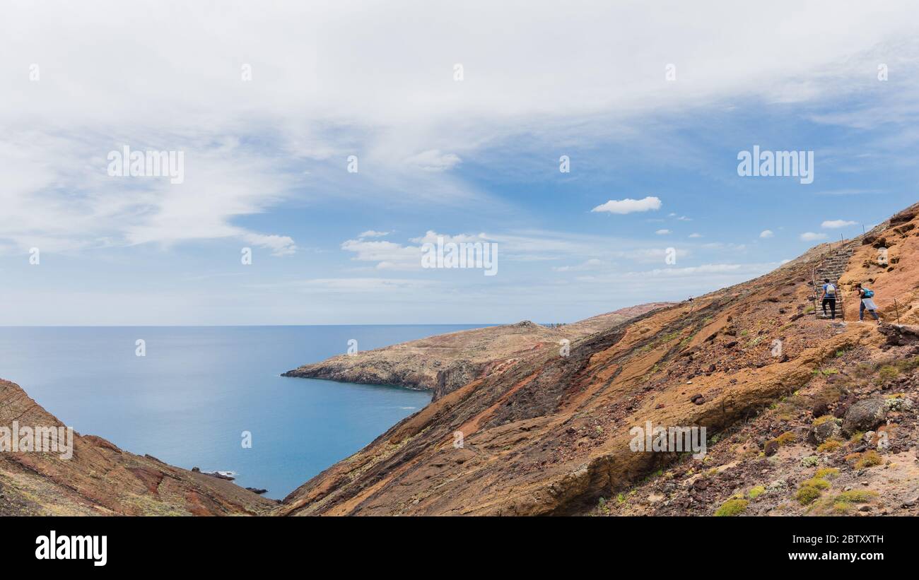 Coppia trekking il sentiero di 'Ponta de Sao Lourenco' a Canical, isola di Madeira. Foto Stock