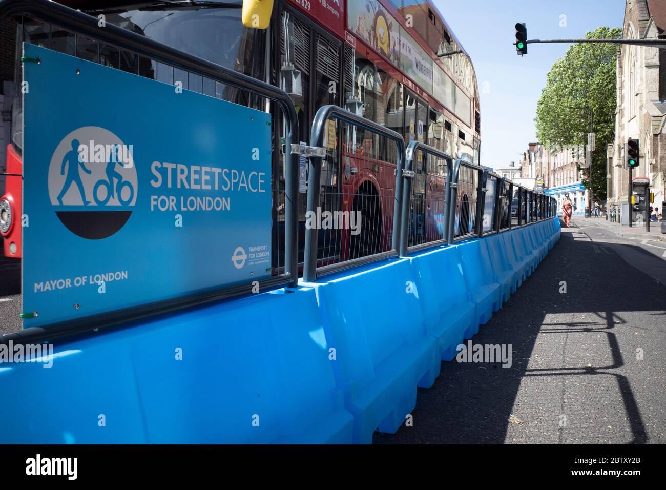 Londra, Camden Town, 29 maggio 2020, in preparazione per alleviare la pandemia blocco giù Londra il sindaco Sadiq Khan introduce l'allargamento della pavimentazione dello spazio di strada Foto Stock