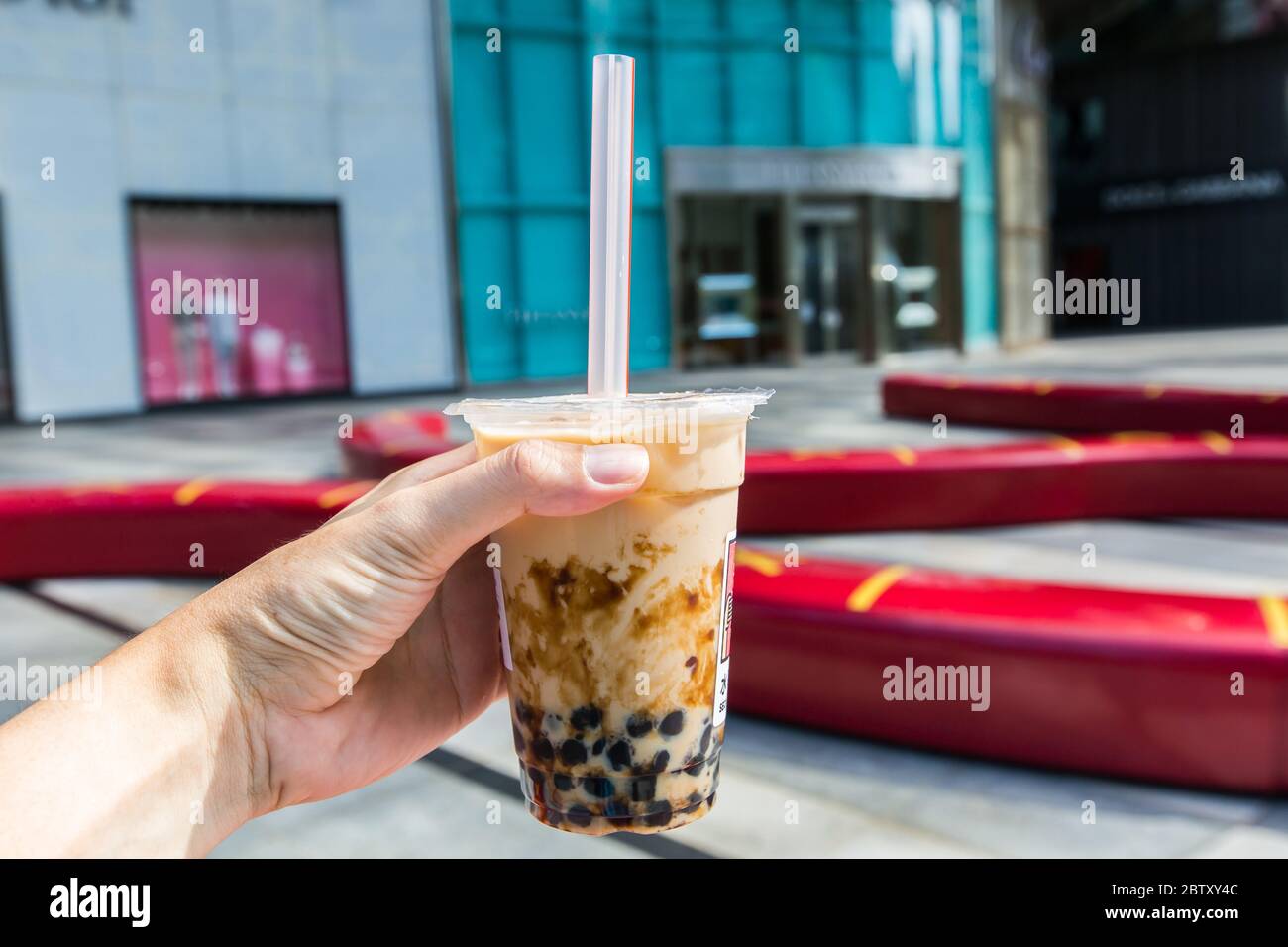 I singaporiani amano il tè delle bolle, ma il servizio è escluso durante la misura di blocco consigliata dall'agenzia governativa Enterprise Singapore (ESG) Foto Stock