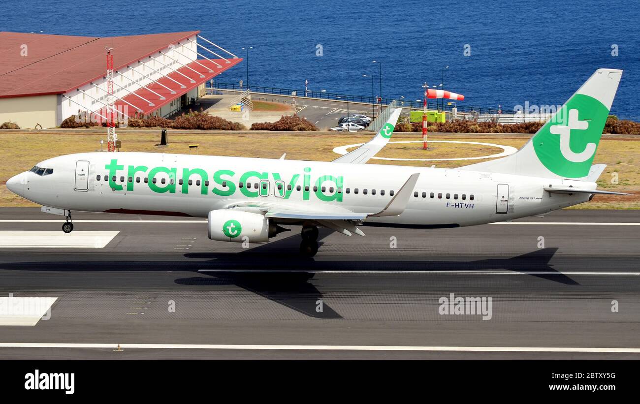 Un Boeing Transavia France 737-800 che atterra all'aeroporto Funchal di Madeira Foto Stock