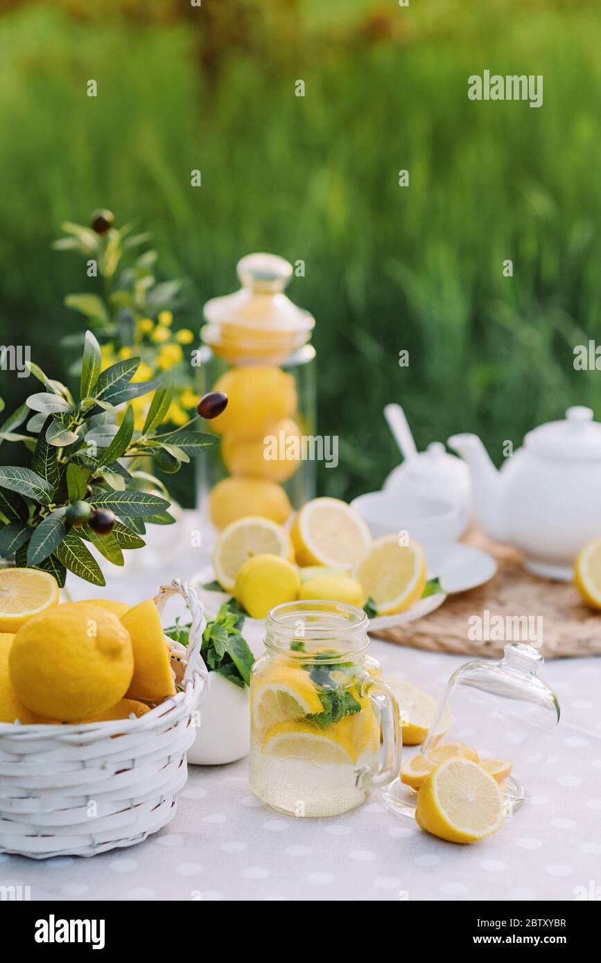 Frutta, limonata e macaroni sul tavolo. Foto Stock