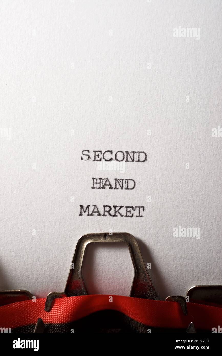 Mercato della seconda mano scritto con una macchina da scrivere. Foto Stock