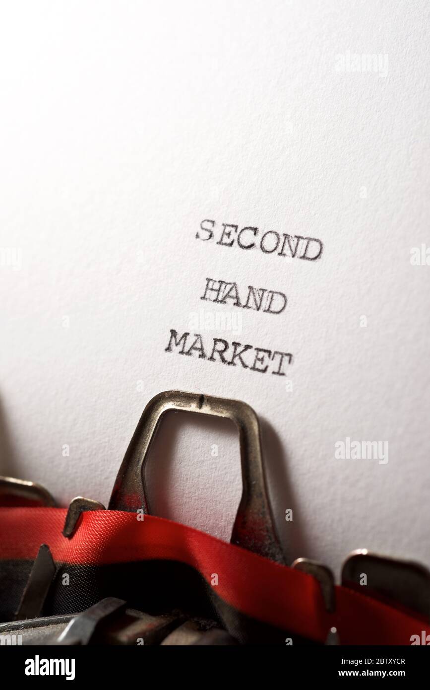 Mercato della seconda mano scritto con una macchina da scrivere. Foto Stock