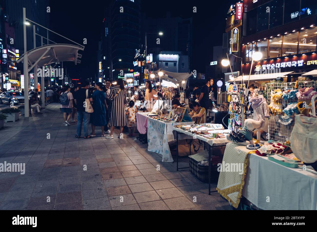 Busan, Corea del Sud, 14 settembre 2019: Vista del mercato coreano notturno con venditori locali e acquirenti Foto Stock