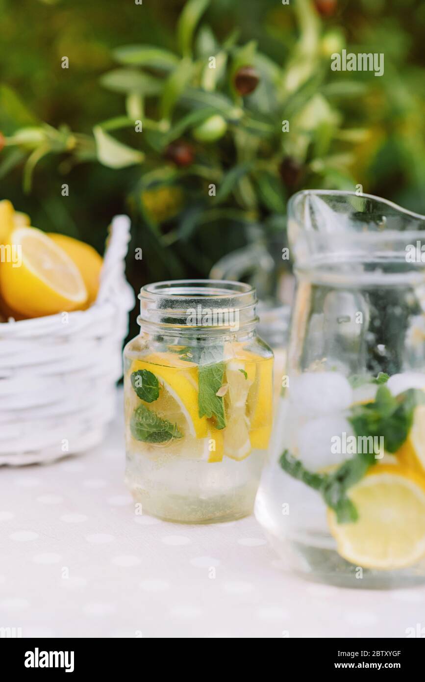 Frutta, limonata e macaroni sul tavolo. Foto Stock