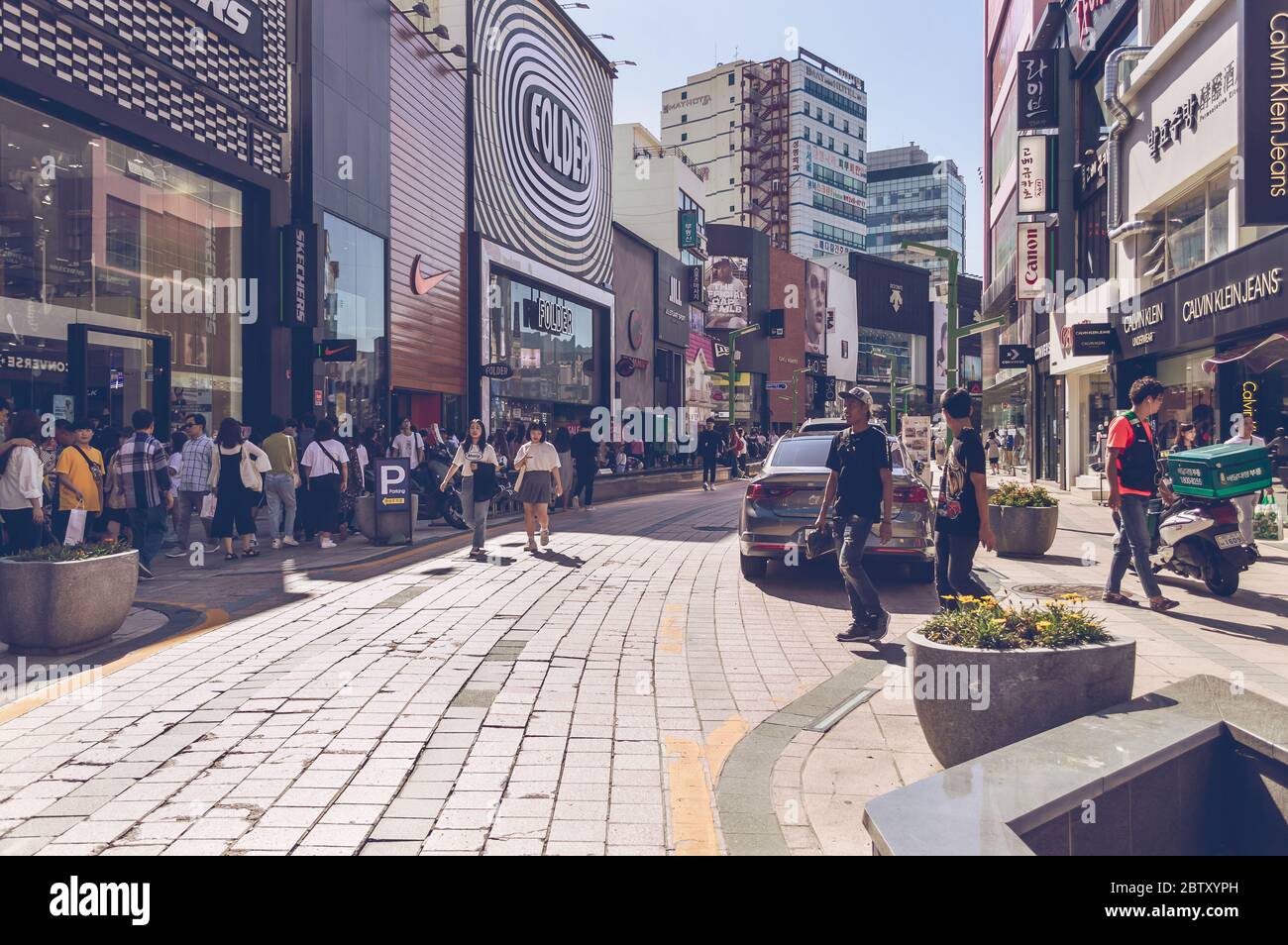 Busan, Corea del Sud, 14 settembre 2019: Vista della via dello shopping Gwangbok-ro affollata di persone in giornata di sole Foto Stock