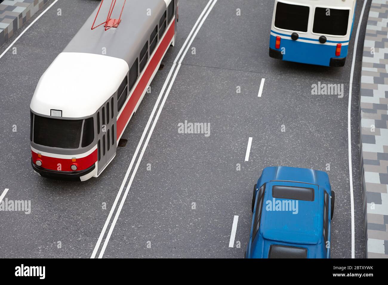 in miniatura del traffico stradale con modelli giocattolo di tram, tram e auto moderni Foto Stock