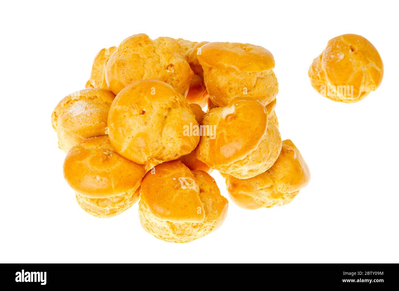 Squisiti e dolci profiteroles croccanti fatti in casa. Studio foto. Foto Stock