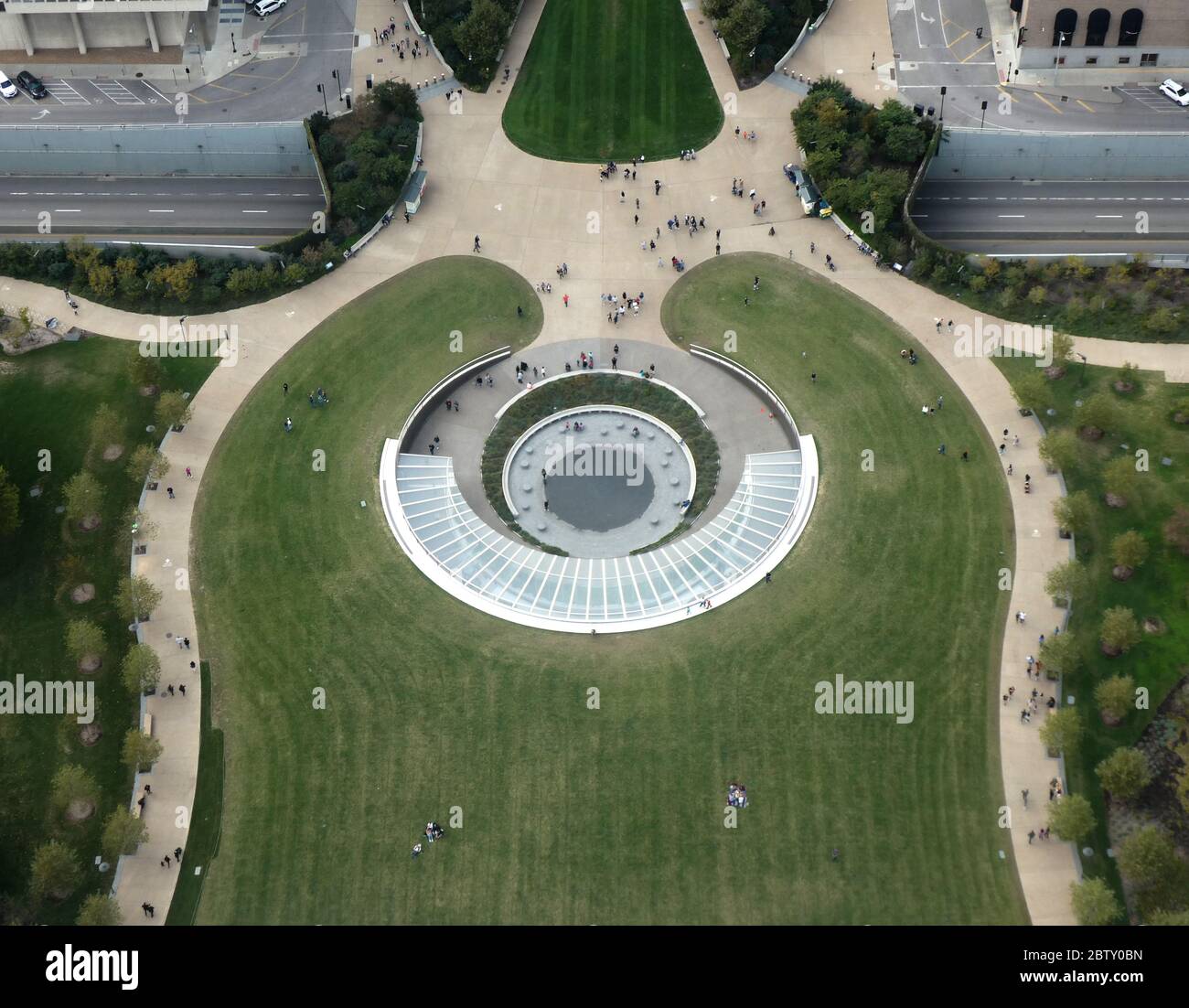 St. Louis Missouri, Missouri, Missouri USA, vista dalla piattaforma di osservazione Gateway Arch che guarda ad ovest e giù verso Jefferson Memorial Park Foto Stock