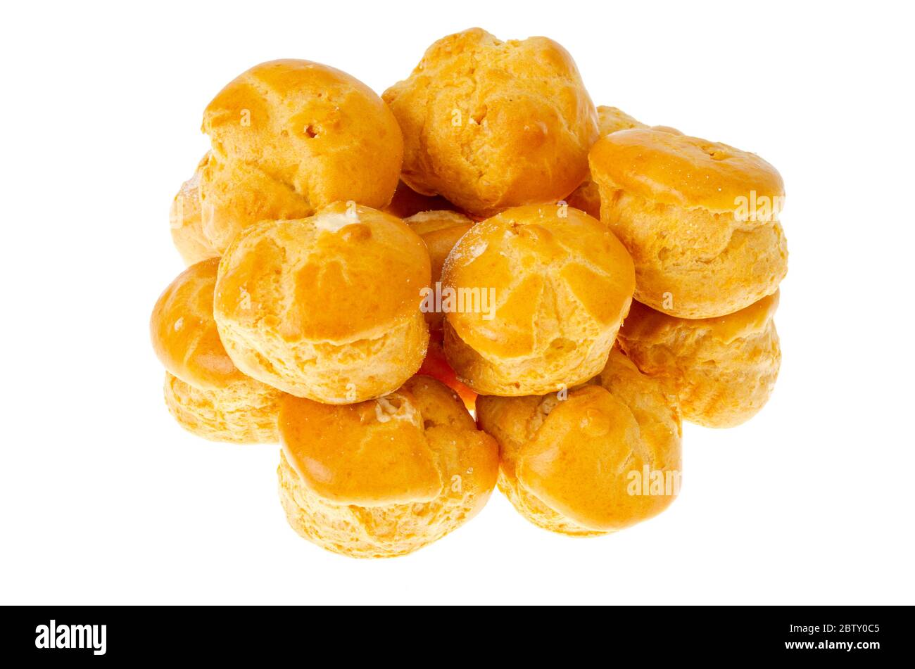 Squisiti e dolci profiteroles croccanti fatti in casa. Studio foto. Foto Stock