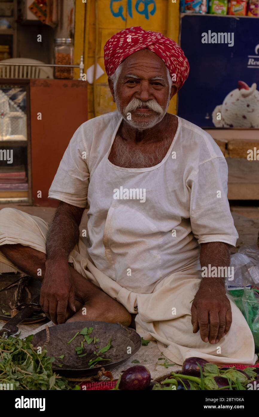 Ritratto di un uomo da Jaisalmer in piedi nel deserto del Thar con turban colorato, Jaisalmer, Rajasthan Foto Stock