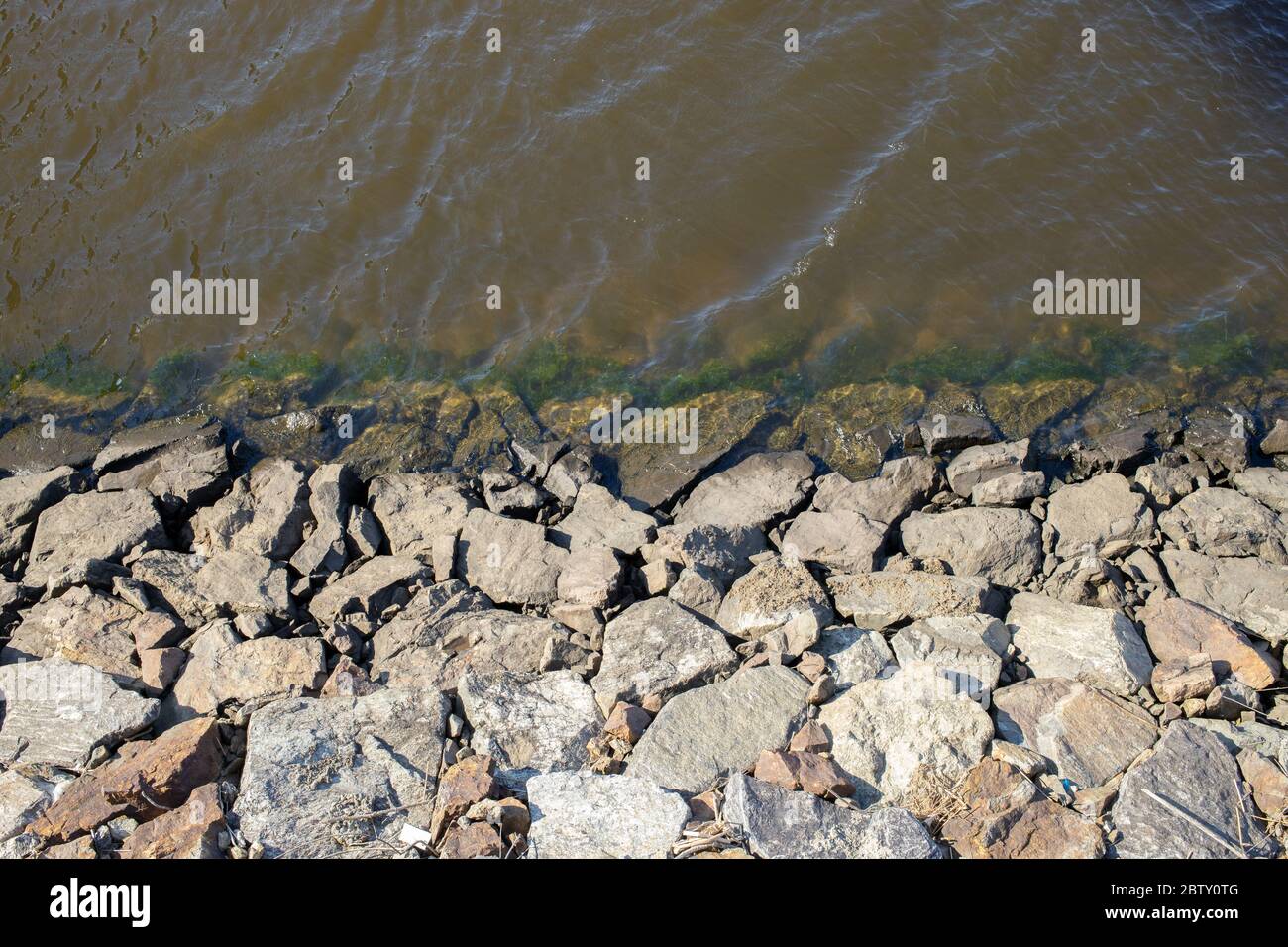 acqua frangiflutti in pietra e fiume tranquillo. Foto Stock