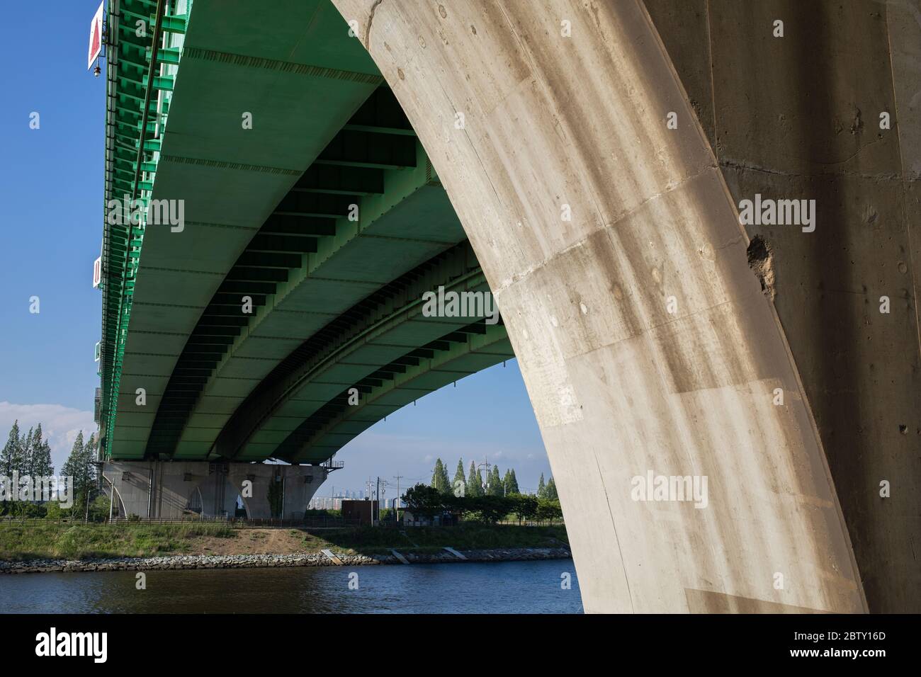 un ponte robusto in cemento e acciaio Foto Stock