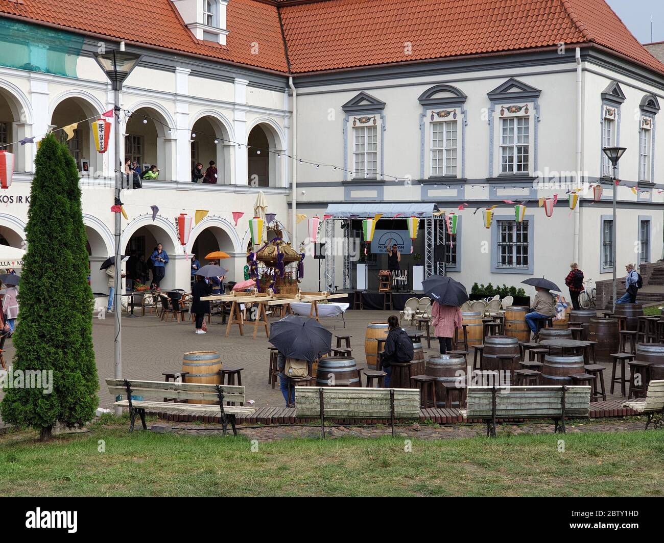 Festa in stile giapponese a Vilnius in una giornata piovosa Foto Stock