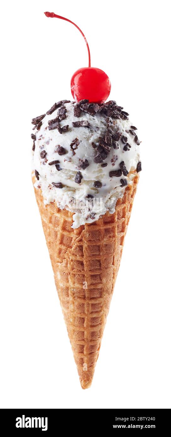 Cono Vaffle di gelato alla Stracciatella italiana con patatine al cioccolato e ciliegia isolata su sfondo bianco Foto Stock