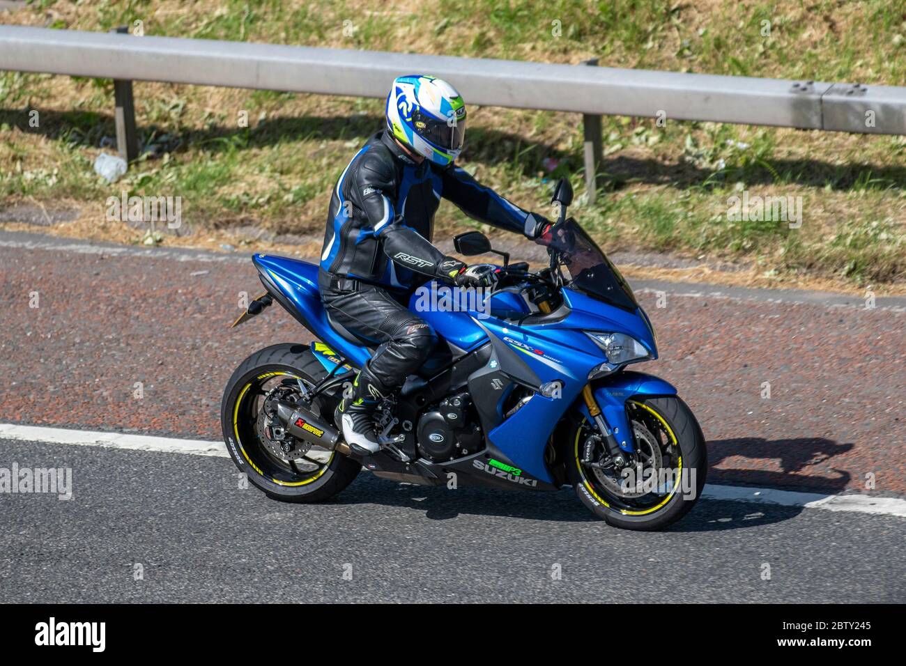 Blue Suzuki GSX-S; motociclista; due ruote di trasporto, moto, veicolo, strade, moto, motociclisti che si guidano sull'autostrada M6 Chorley, UK Foto Stock