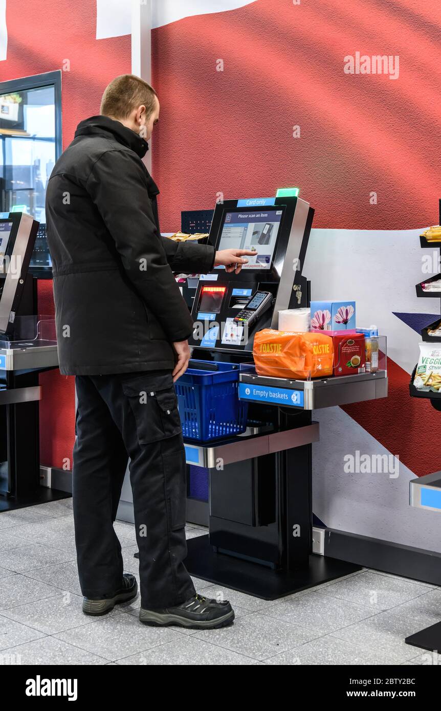 Check-out self-service in un supermercato Aldi a Tamworth, Staffordshire, Inghilterra, Regno Unito. Foto Stock